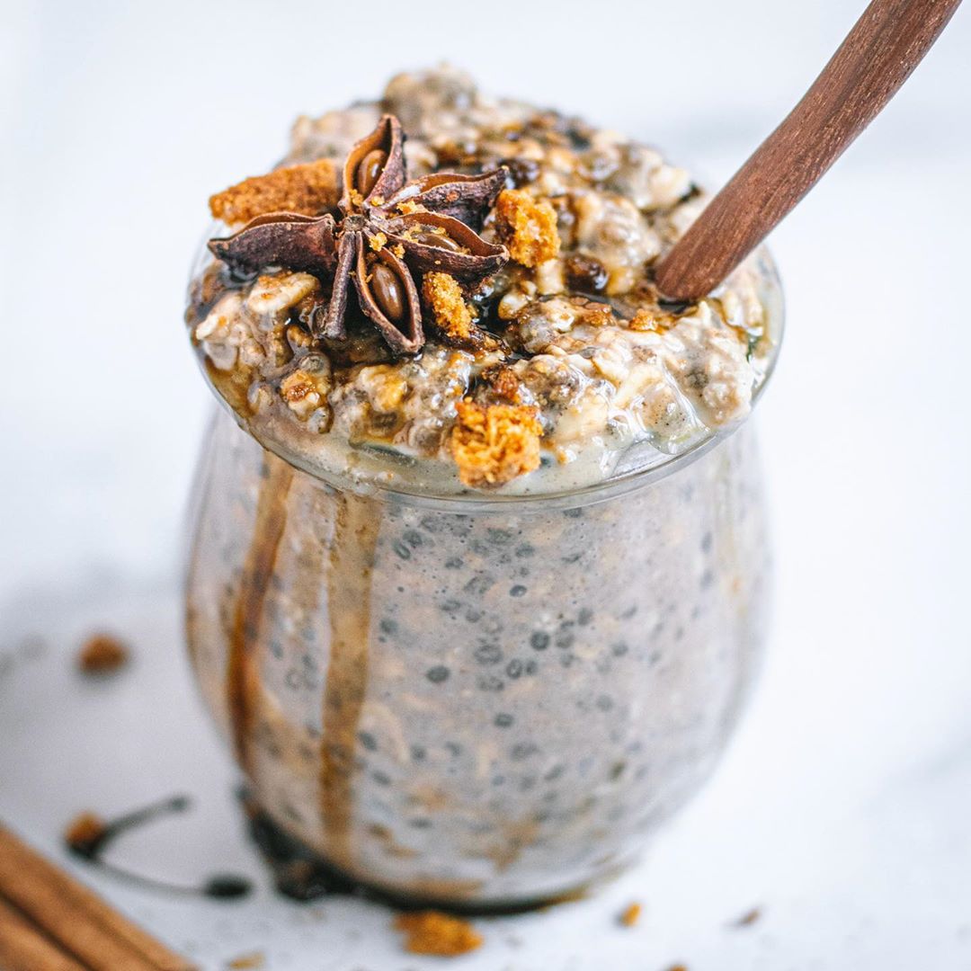 Vegan Gingerbread Overnight Oats Breakfast