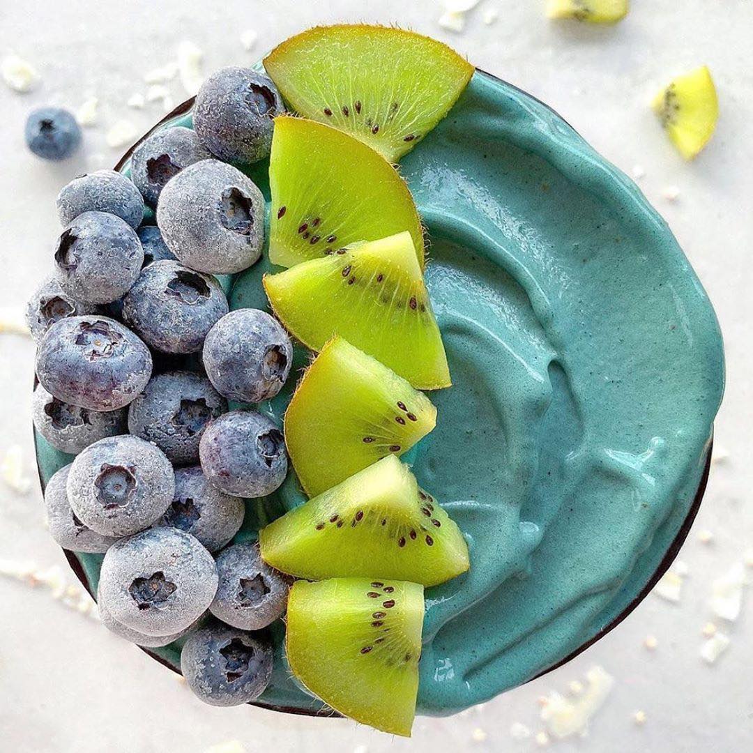 Delicious Green Smoothie Bowl with Superfoods