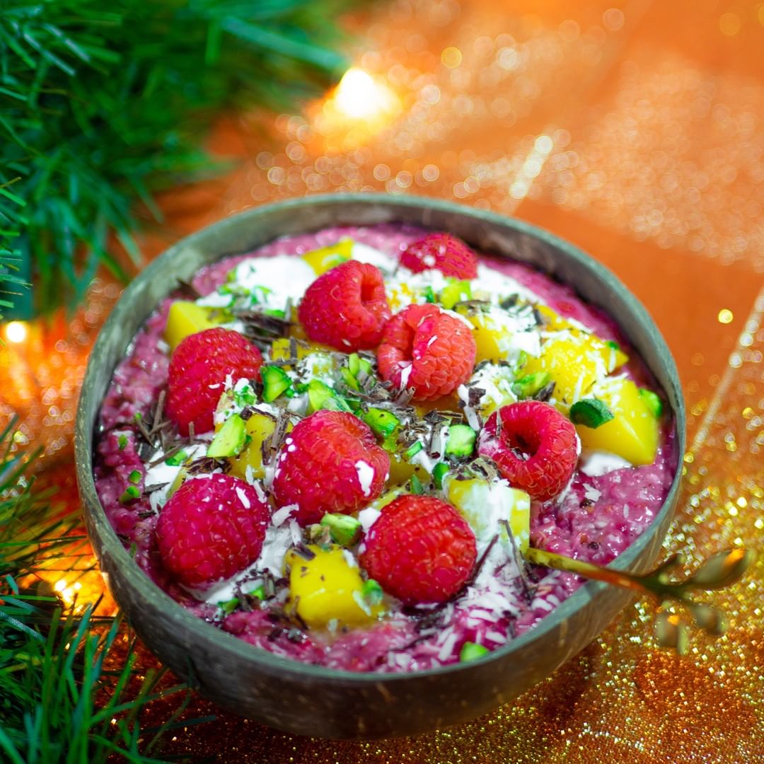 Raspberry Vanilla Oats Breakfast Bowl