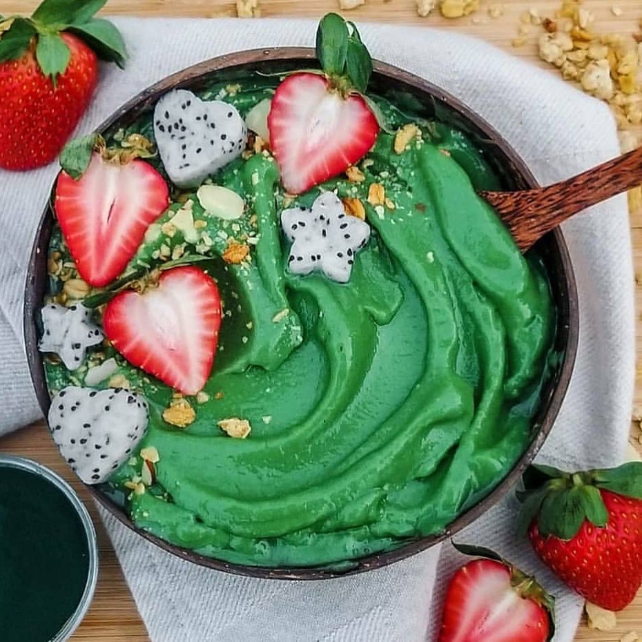 Mango Pineapple Spirulina Smoothie Bowl