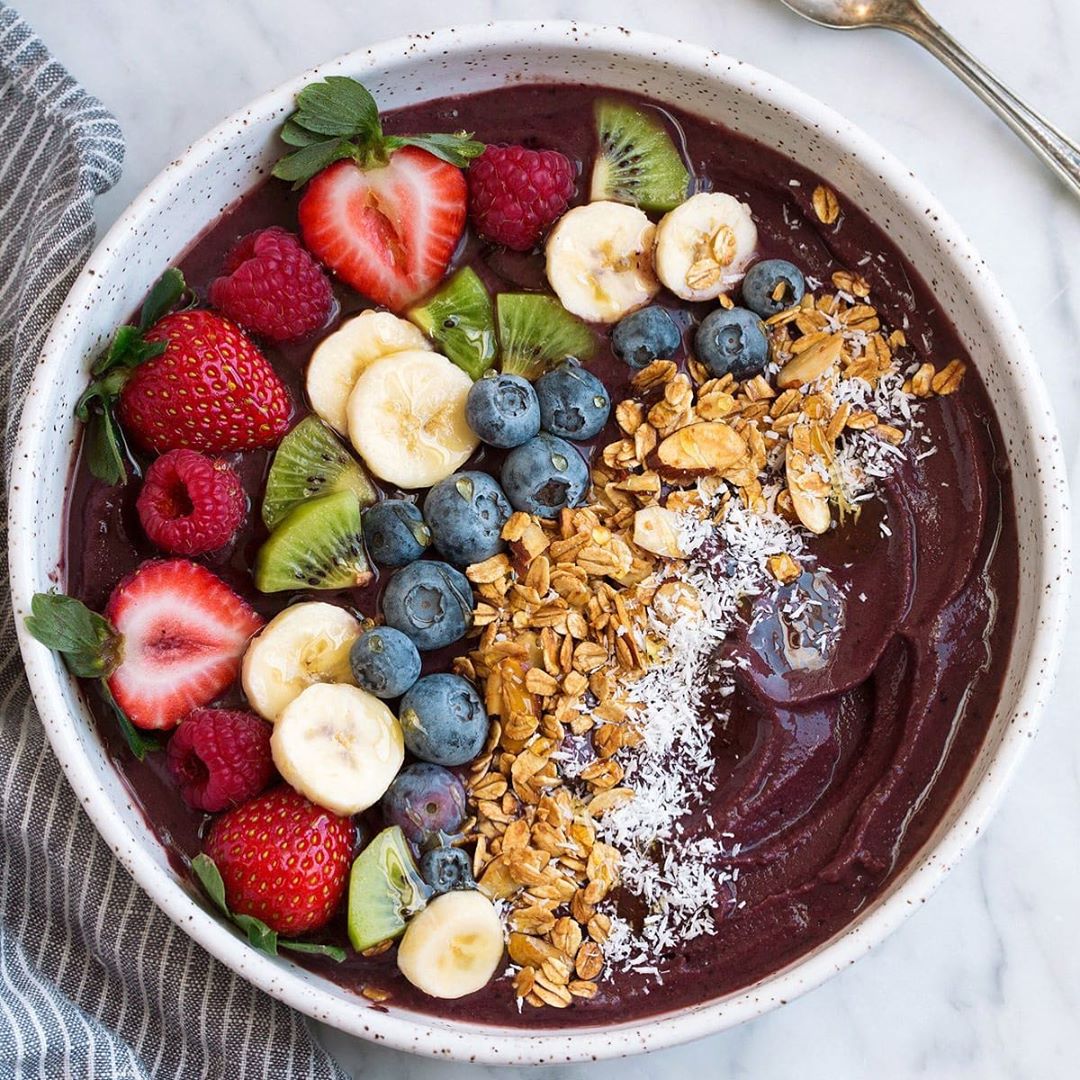 Refreshing Açai Bowl with Berries and Almond Butter
