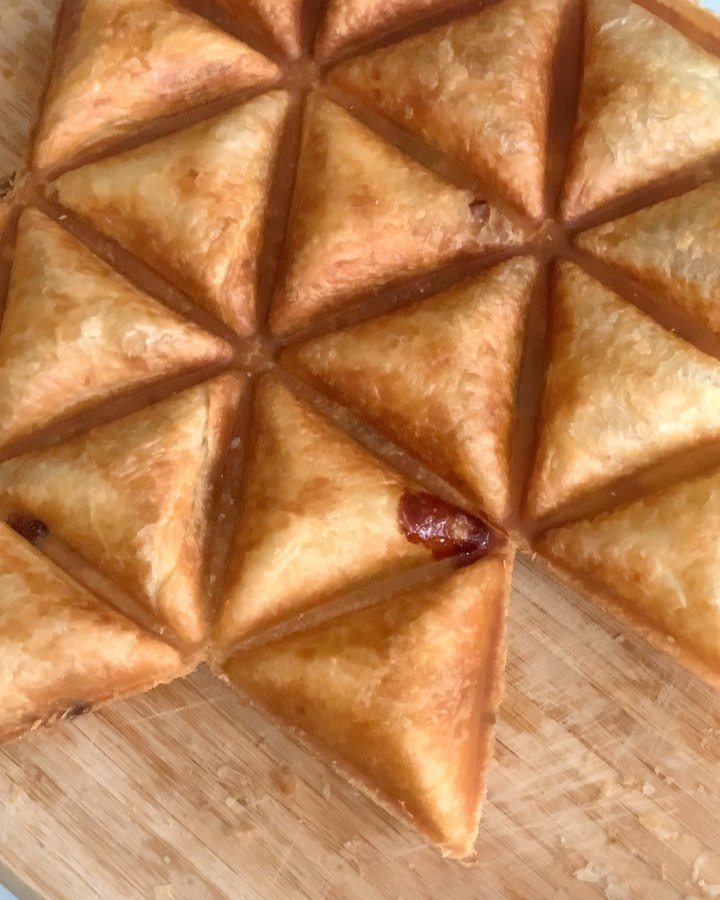Delicious Apple Strudel Samosas with Puff Pastry