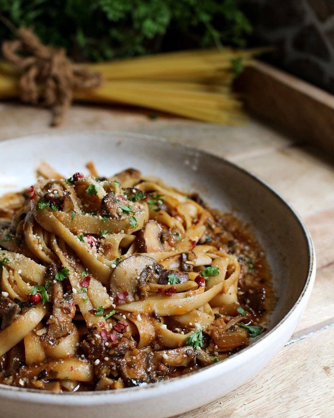 Lenguine with Garlic Sauce and Mushrooms