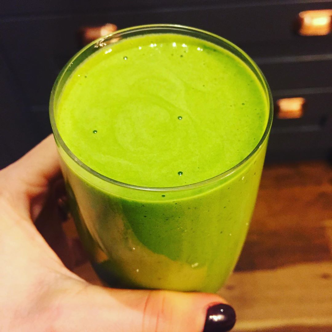 Healthy Matcha Smoothie with Spinach and Banana