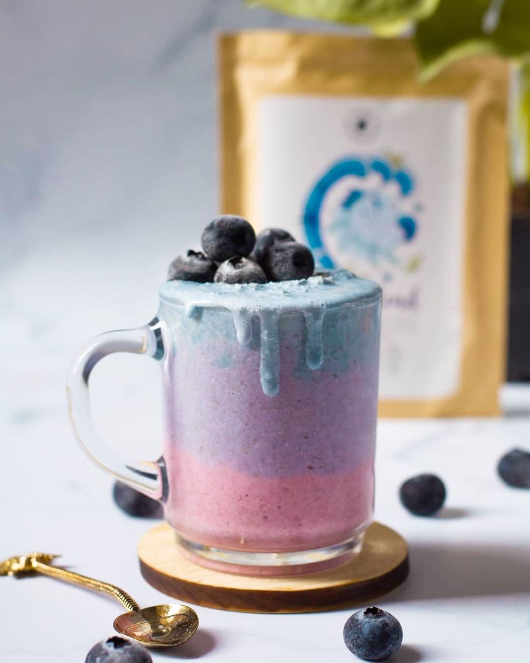 Colourful Superfood Latte with Oats and Fruits