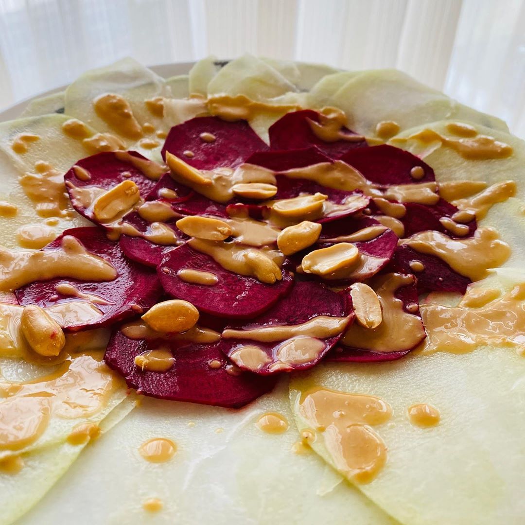 Light Dinner with Kohlrabi Beetroot and Peanut Sauce