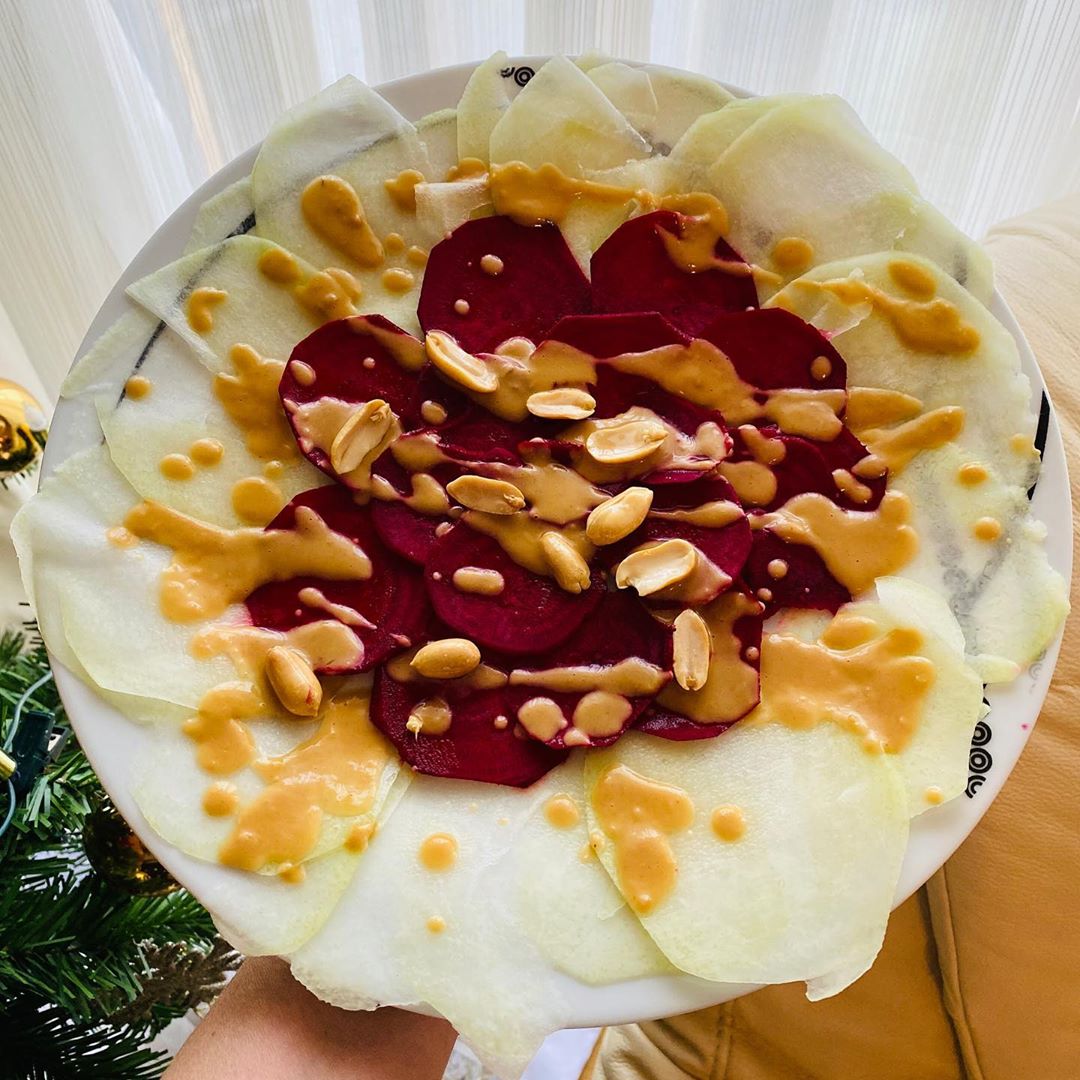 Light Dinner with Kohlrabi Beetroot and Peanut Sauce