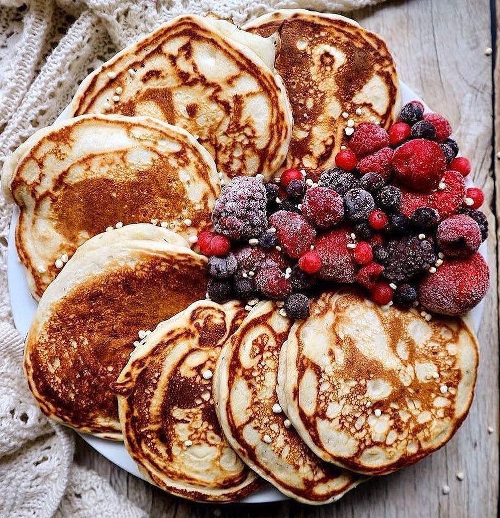 Fluffy Banana Pancakes with Berries