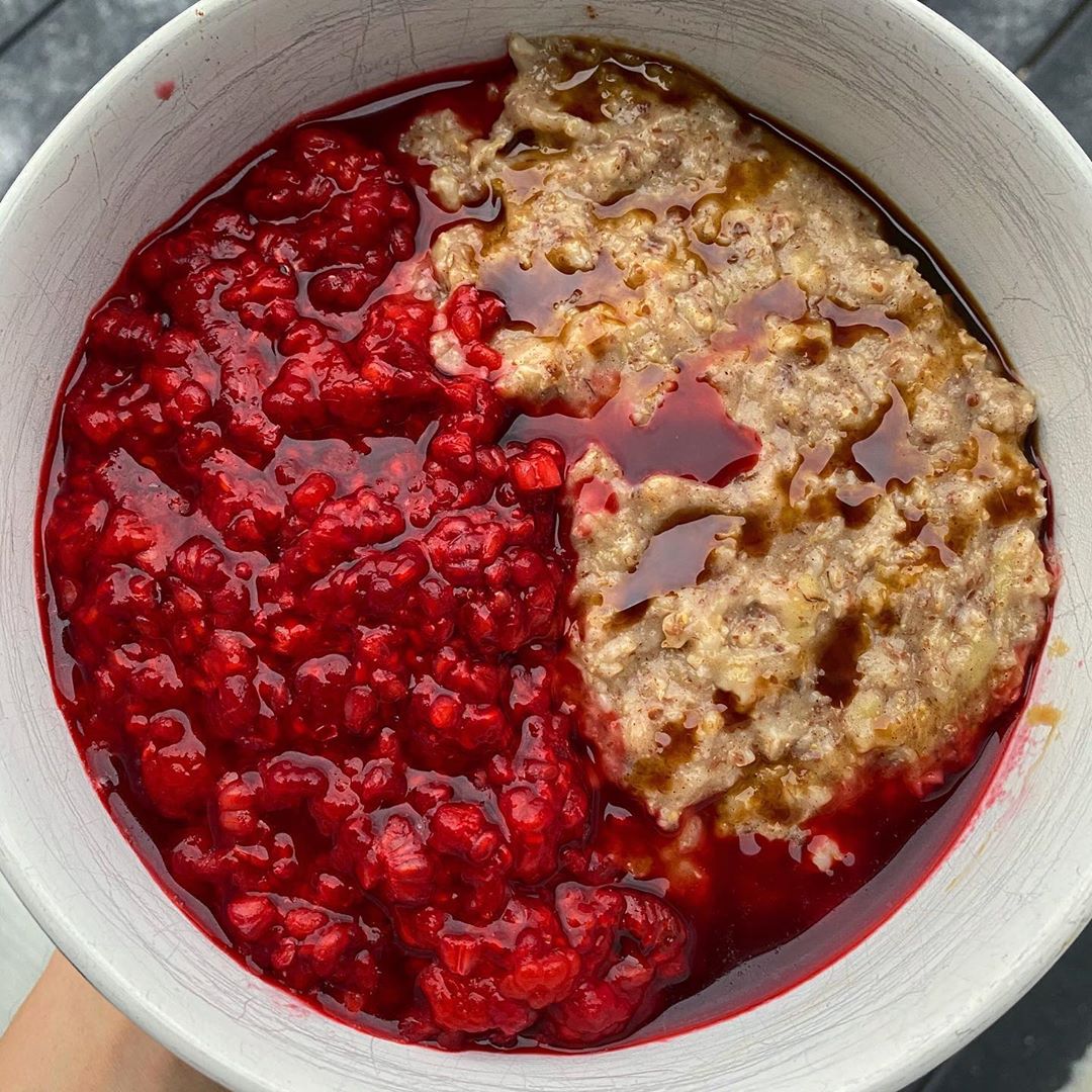 Banana Flax Oats with Cinnamon and Raspberries