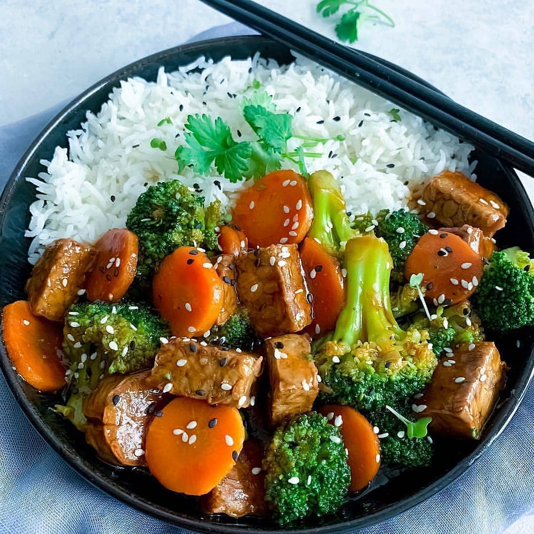 Tempeh with Broccoli and Carrots in Braising Sauce