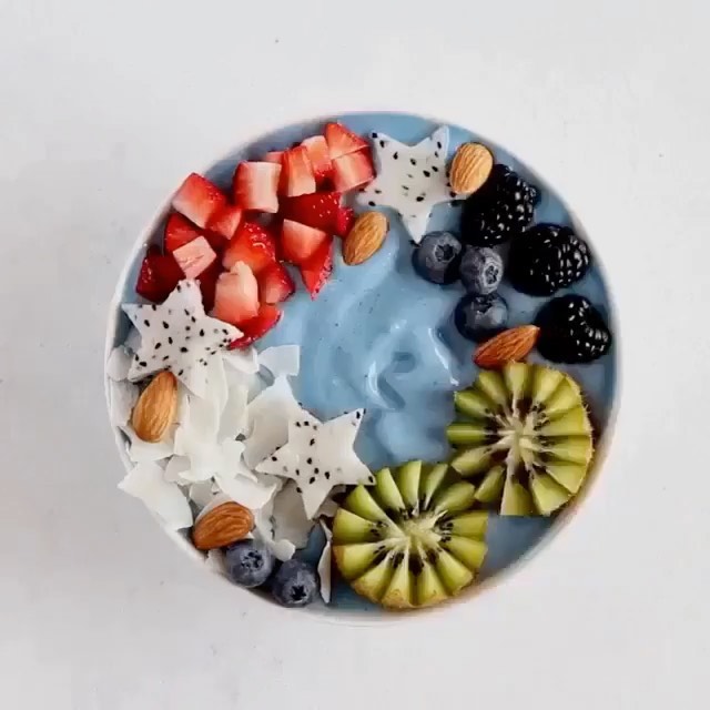 Blue Spirulina Banana Smoothie Bowl