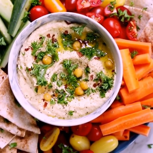 Easy and Classic Homemade Hummus Dip