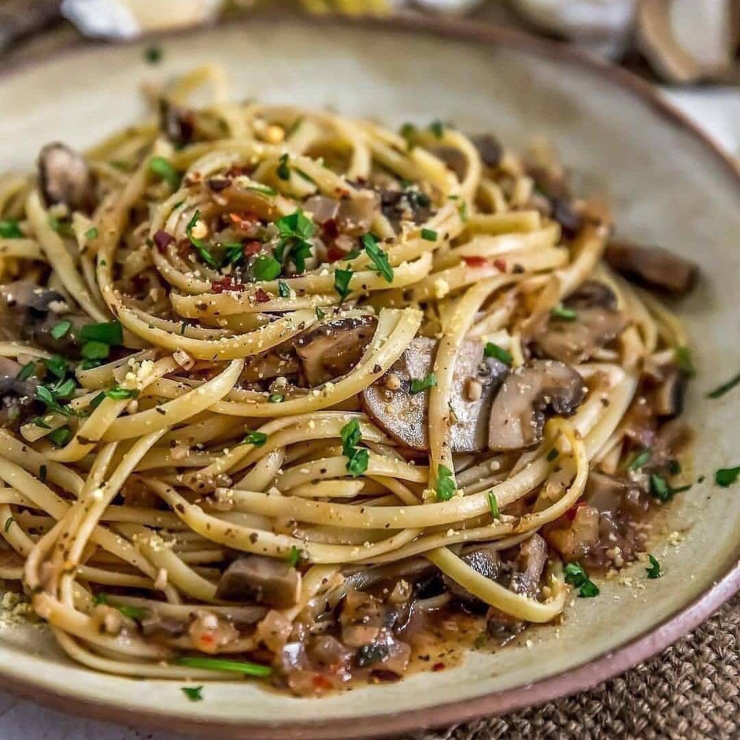 Vegan Linguine with Garlic and Mushrooms