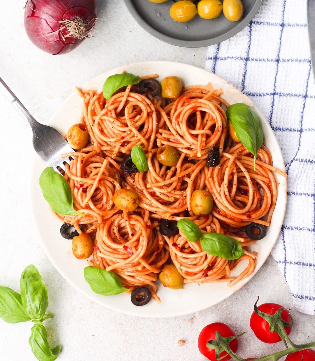 20-Minute Vegan Caprese Spaghetti