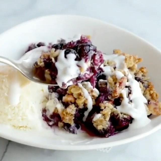 Blueberry Crisp with Oats and Fresh Blueberries