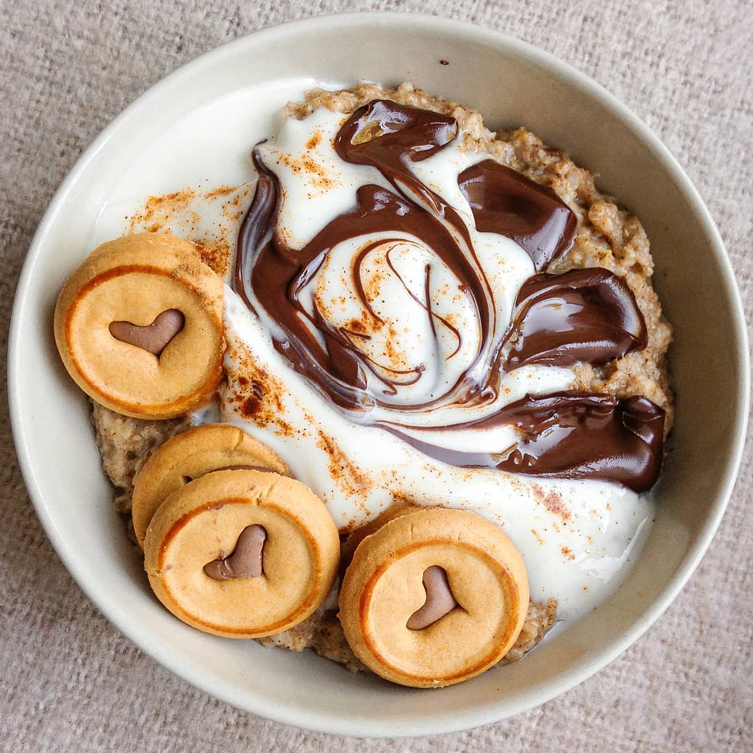 Chocolate Cookie Oatmeal with Banana and Cinnamon