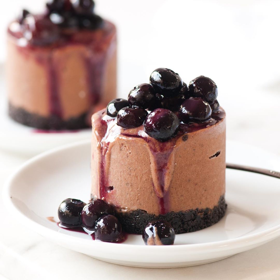 Easy Nicecream Cake with Oreo and Fruit Topping