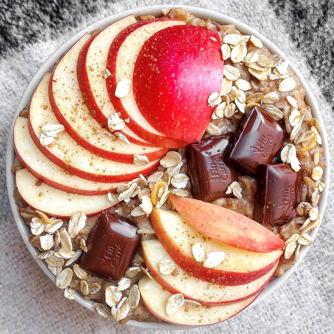 Oatmeal with Apples and Chocolate