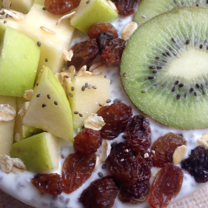 Apple Kiwi and Raisins Chia Pudding