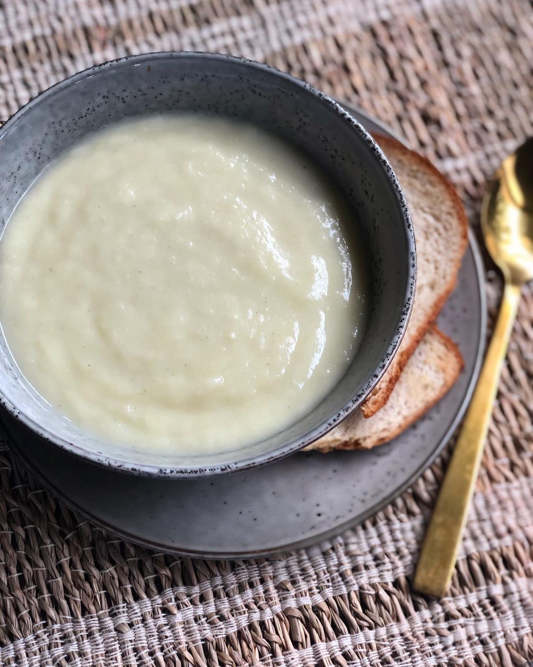 Easy 4-Ingredient Leek and Potato Soup
