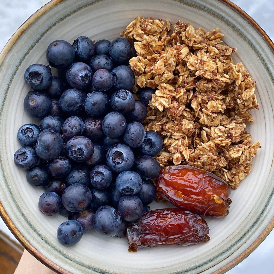 Homemade Cinnamon Vanilla Granola for Breakfast