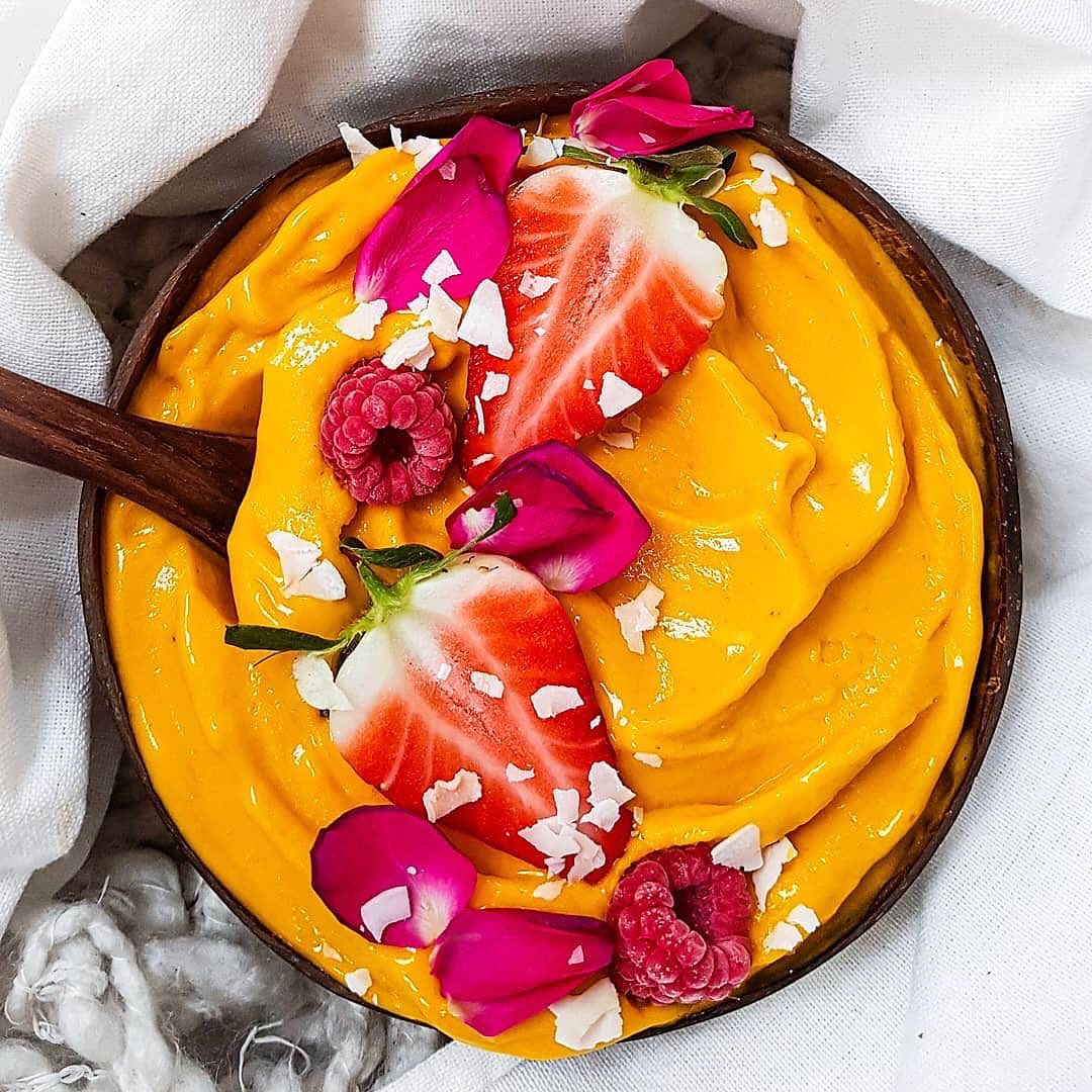 Vegan Mango Banana Smoothie Bowl