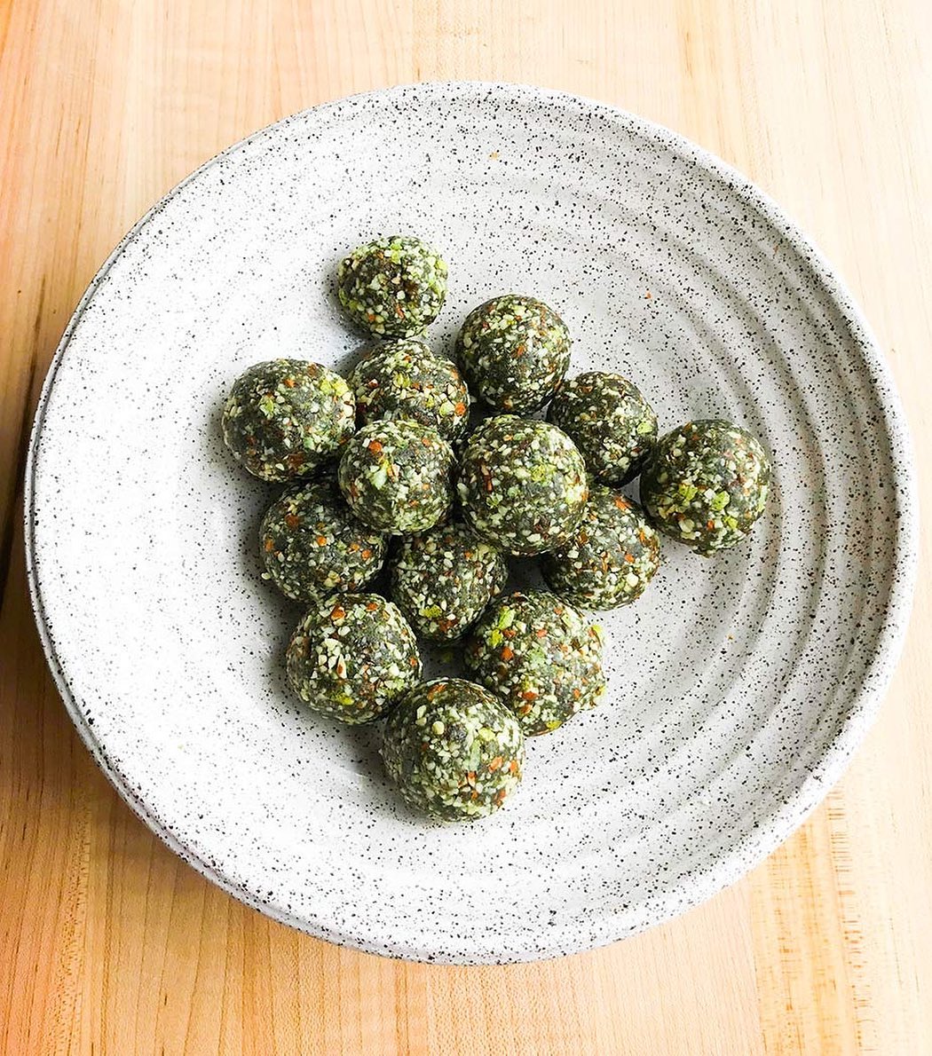Nutritious Raw Energy Balls with Spirulina