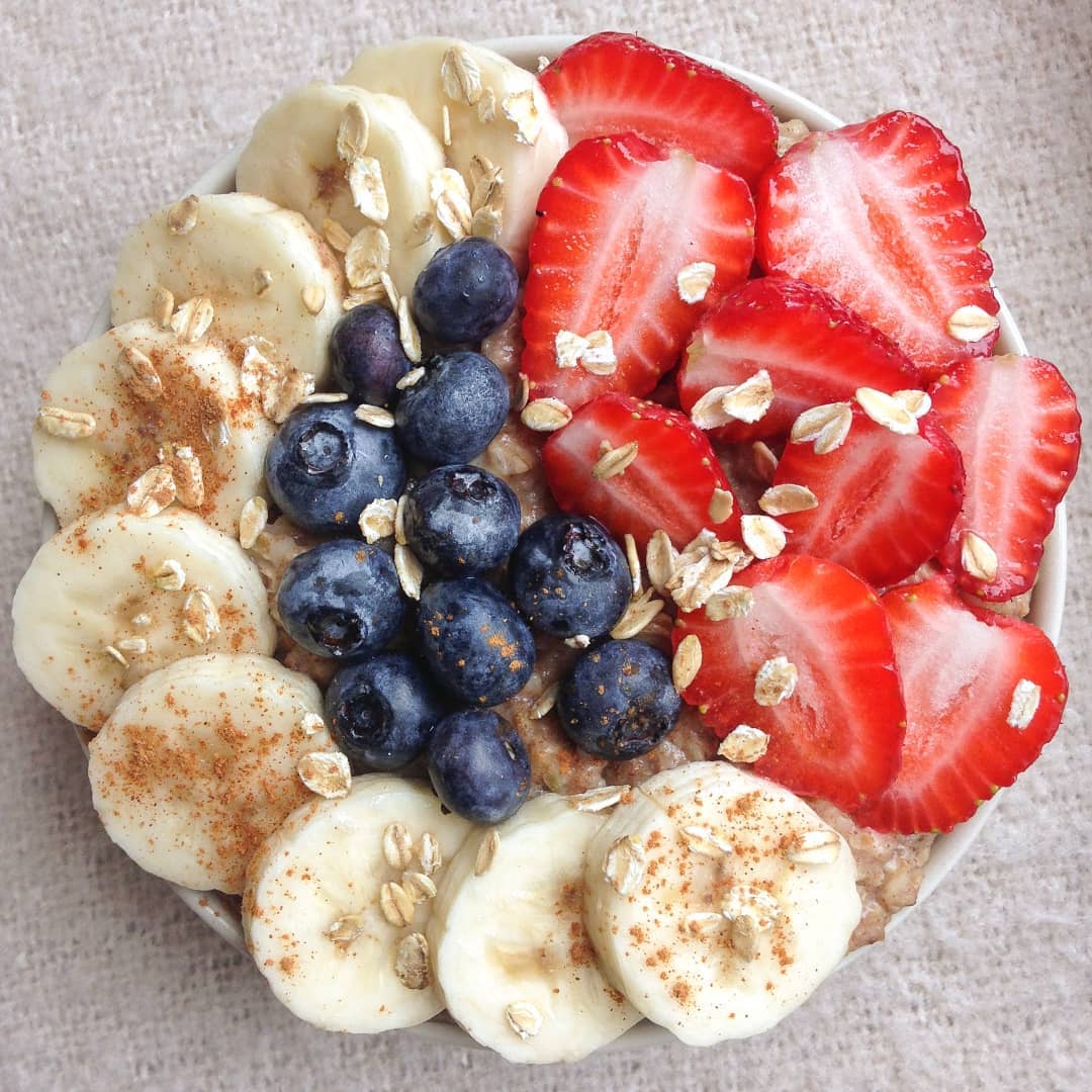 Warm Banana Oatmeal with Berries and Cinnamon
