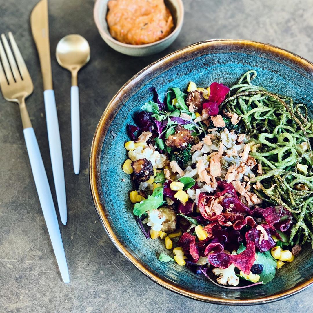 Mixed Veg Salad with Spinach Noodles and Red Pepper Hummus