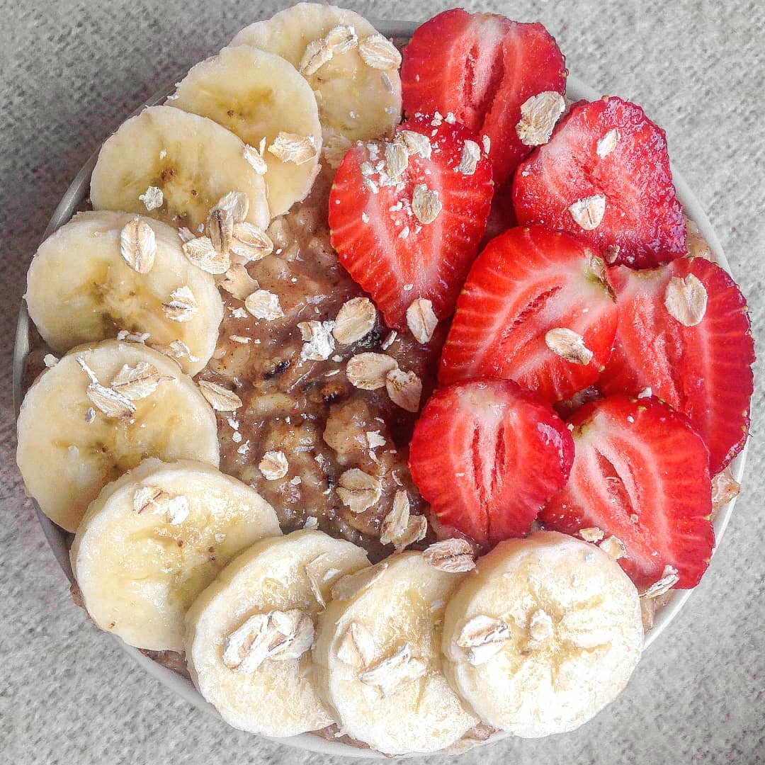 Warm Oatmeal with Banana and Strawberries
