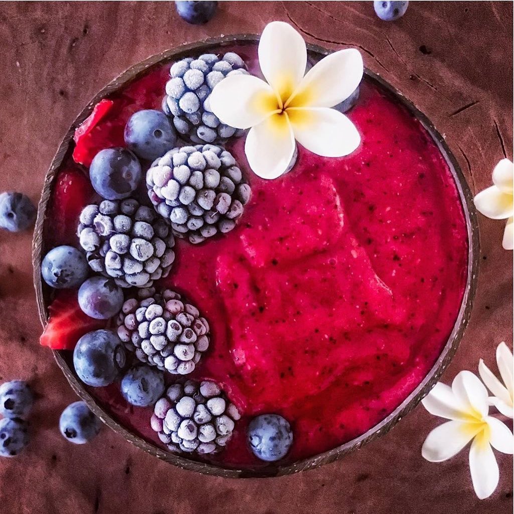 Refreshing Berry Smoothie with Mint and Almonds