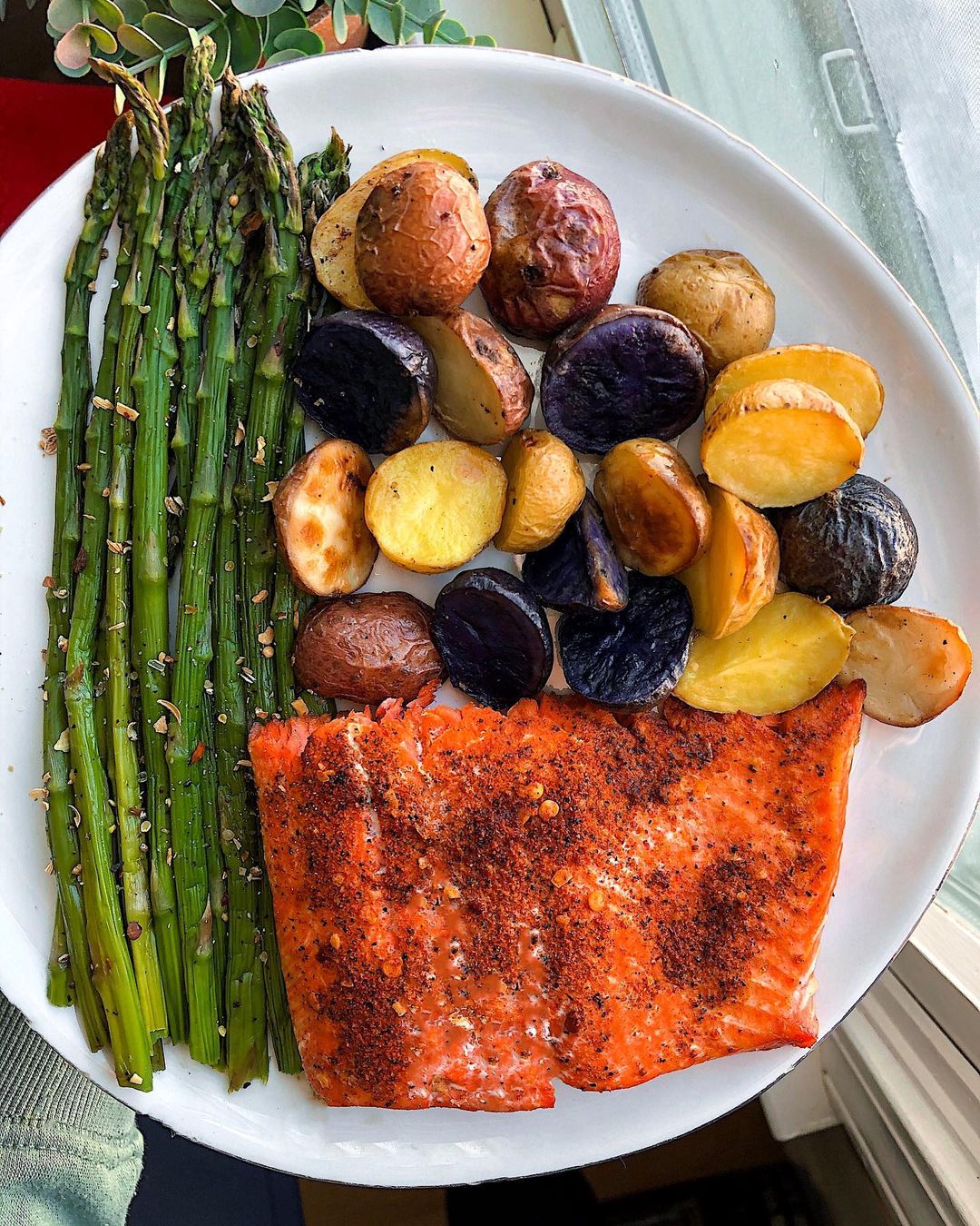 Easy One-Pan Salmon with Potatoes and Asparagus