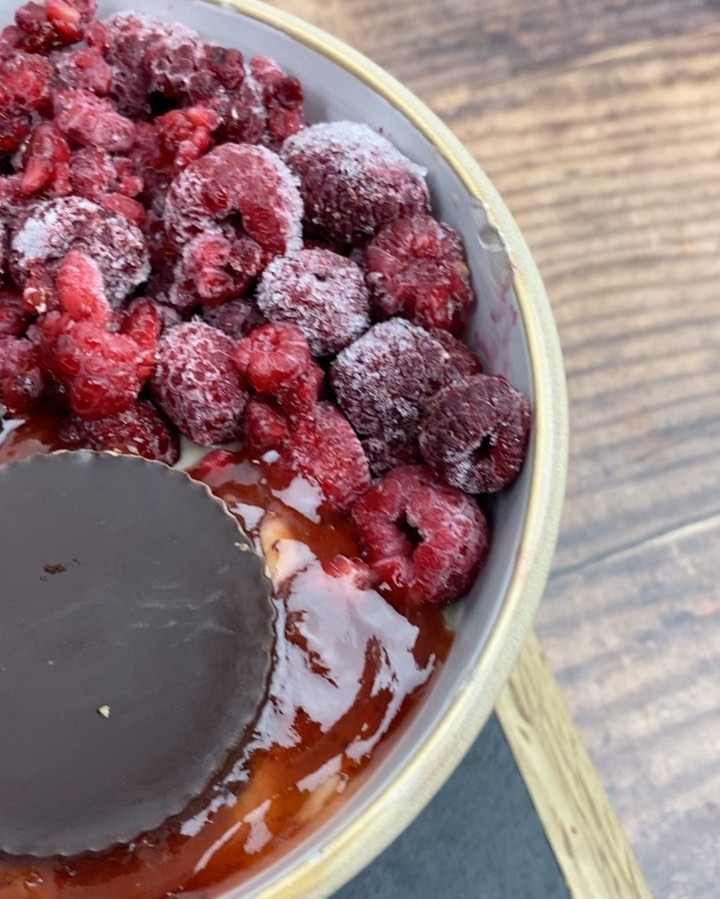 Quick Peanut Butter Cup Oats Bowl