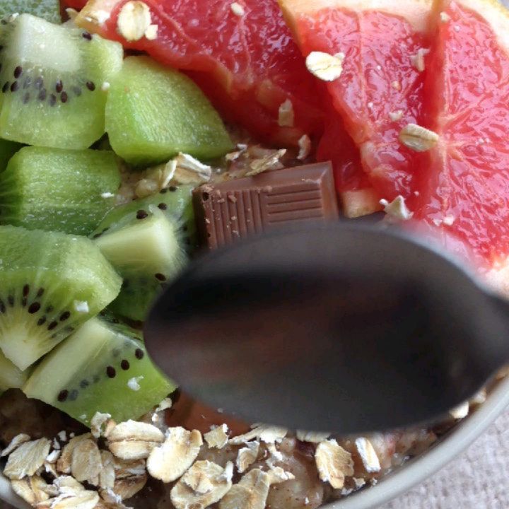 Kiwi, Chocolate, and Grapefruit Oatmeal