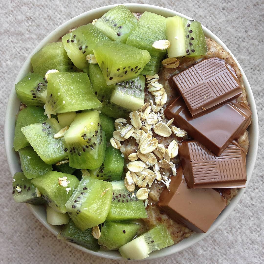 Kiwi Chocolate Oatmeal with Cinnamon Topping