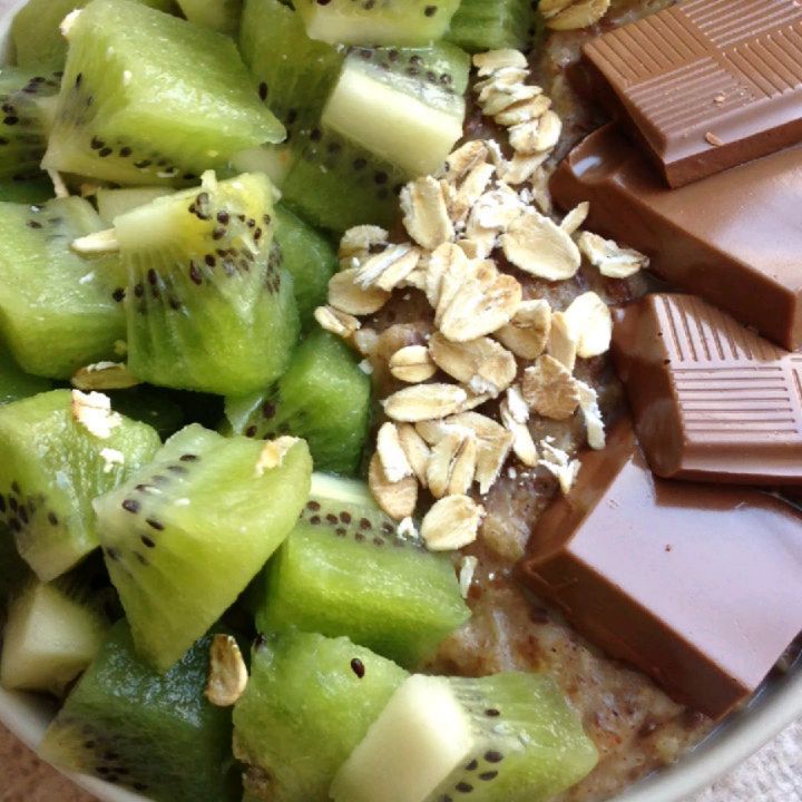 Kiwi Chocolate Oatmeal with Cinnamon Topping