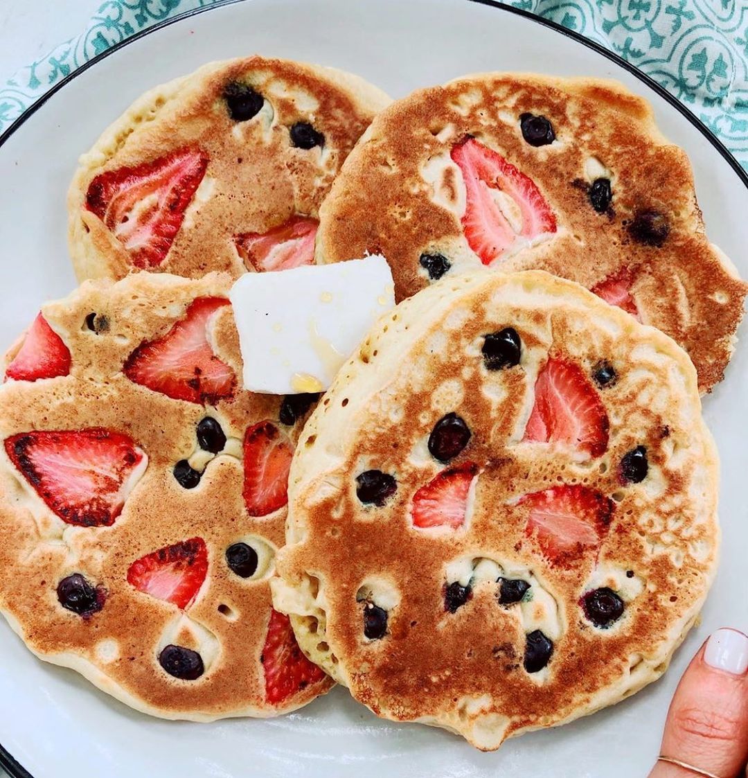 Fluffy Almond Flour Pancakes with Fresh Berries