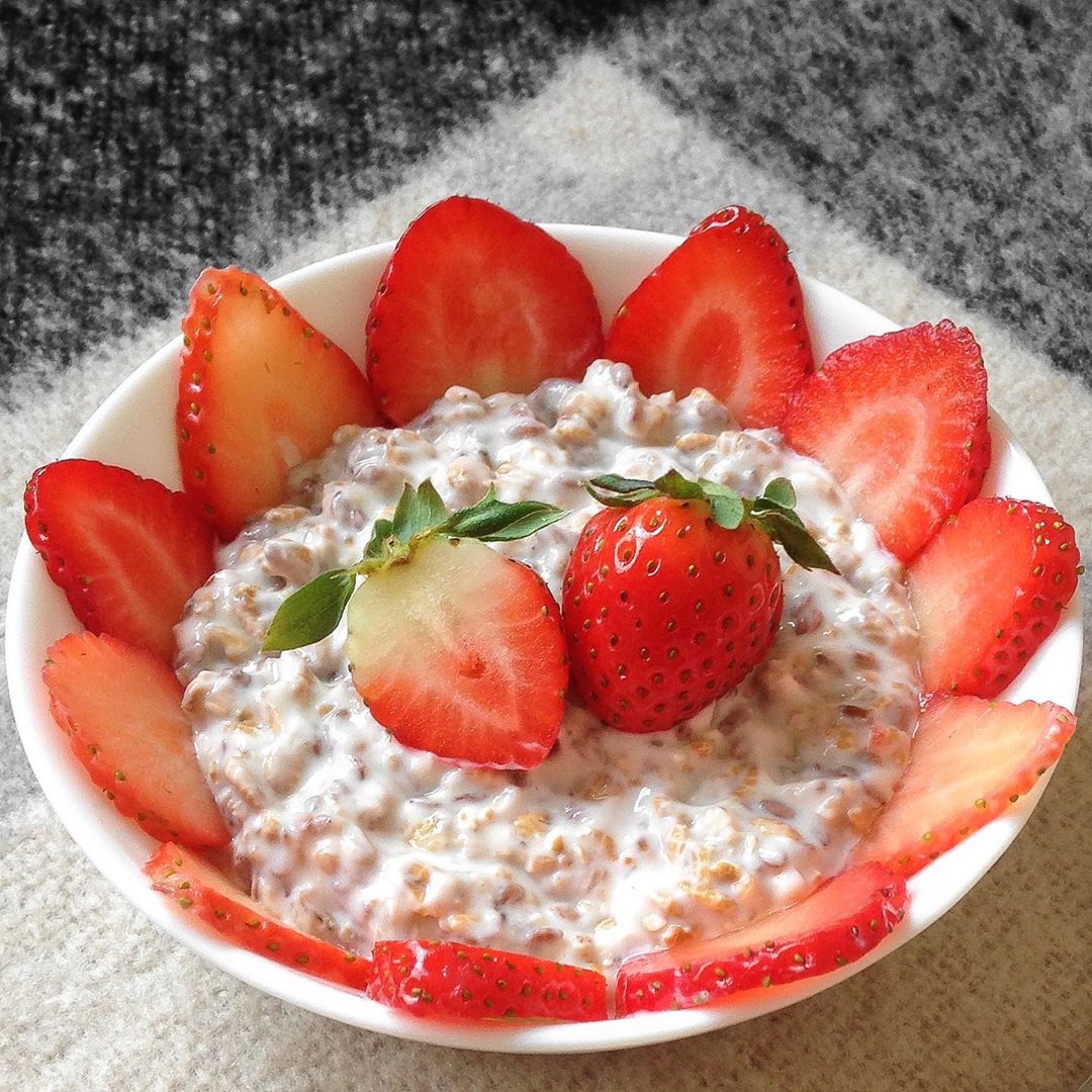 Strawberry Yogurt Overnight Oats
