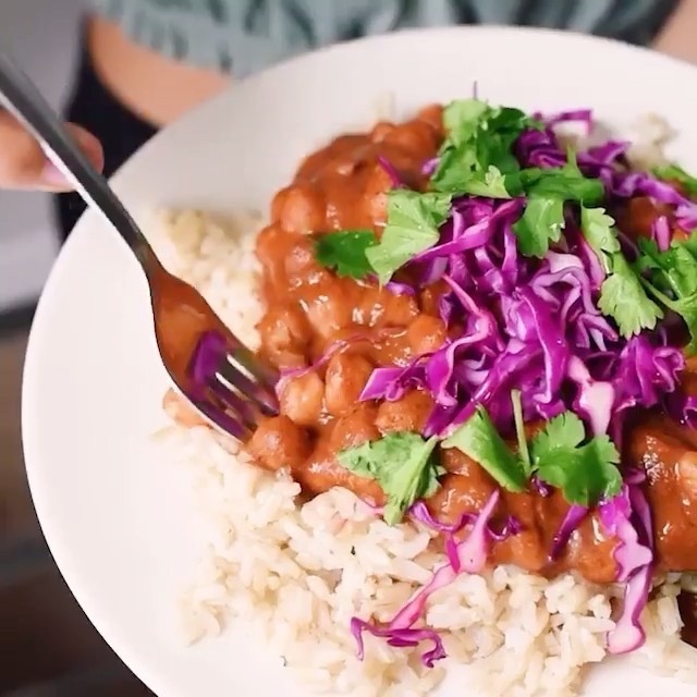 Easy Vegan Chickpea Curry with Coconut and Spices