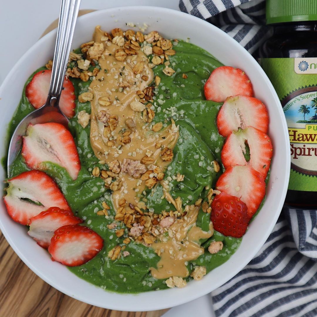 Nutritious Hawaiian Spirulina Smoothie Bowl