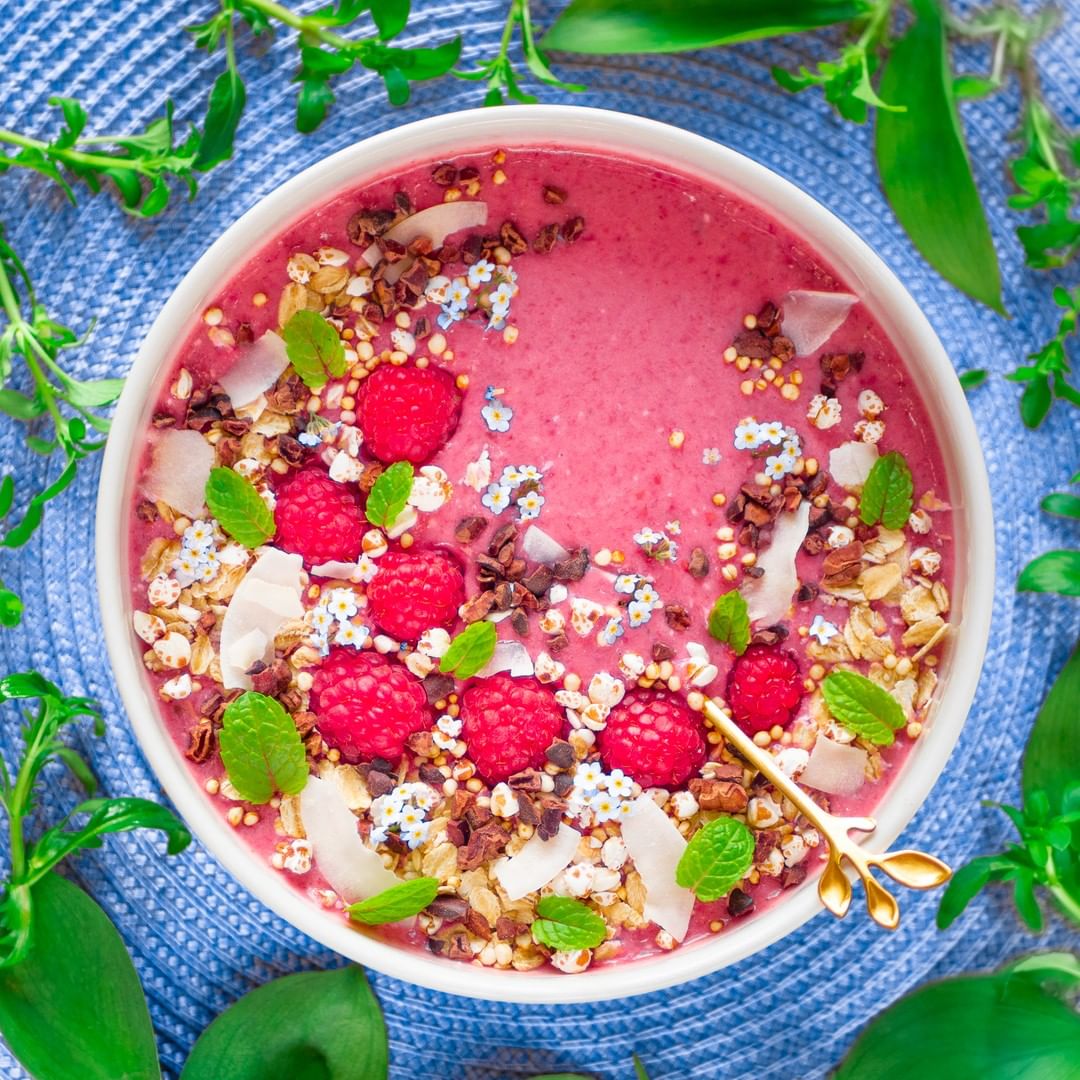 Raspberry Oat Smoothie with Cacao and Mint