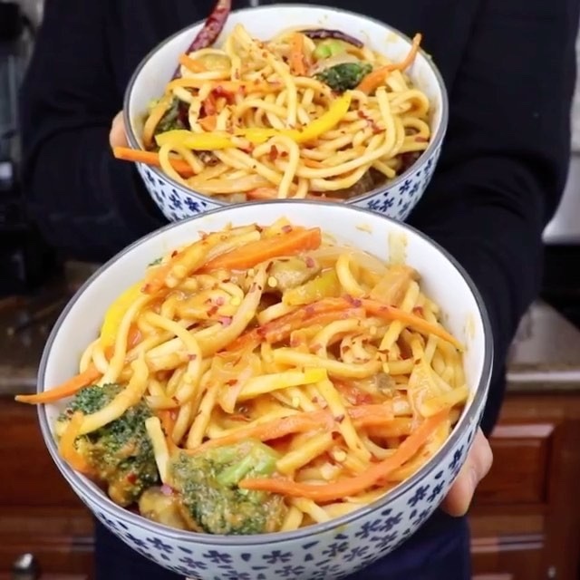 Creamy Veggie Udon Noodles with Sauce