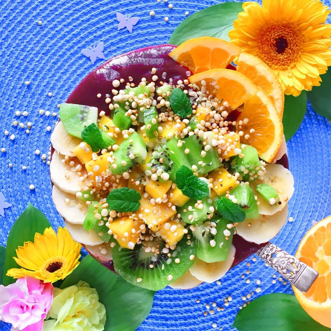 Simple Acai Bowl with Kiwi and Mango