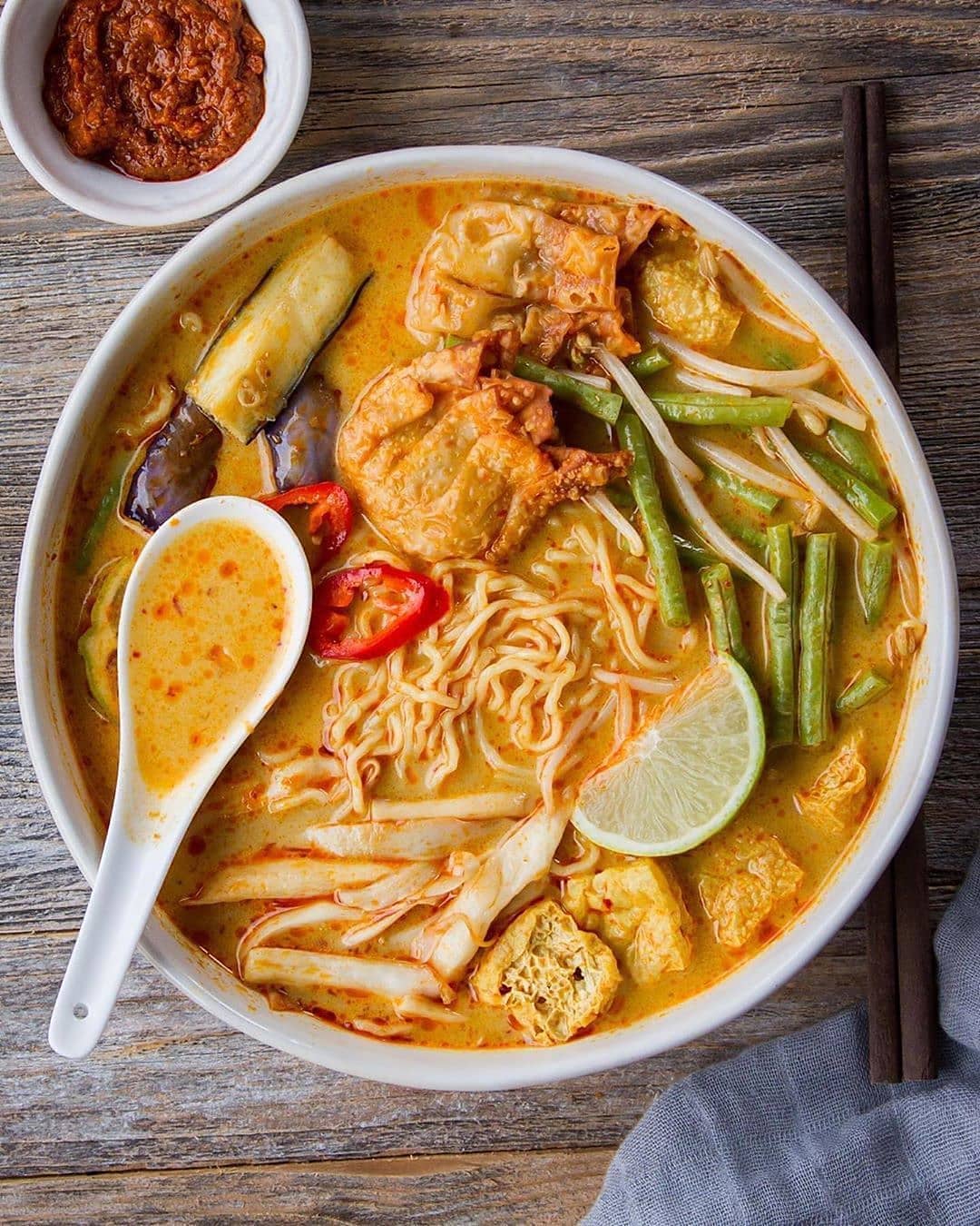 Curry Laksa Ramen with Fried Wontons and Veggies