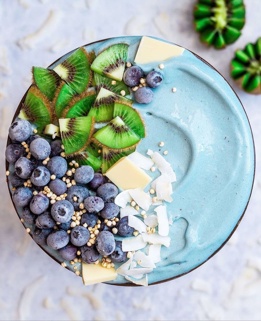 Summery Nicecream Bowl with Bananas and Spirulina